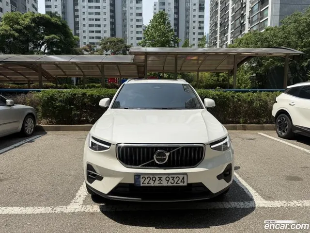 Volvo XC40 B4 — миниатюра 1