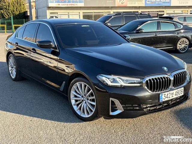 BMW 5 Series (G30) 530i — миниатюра 1