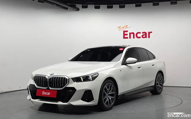 BMW 5 Series (G60) 523d M — миниатюра 1