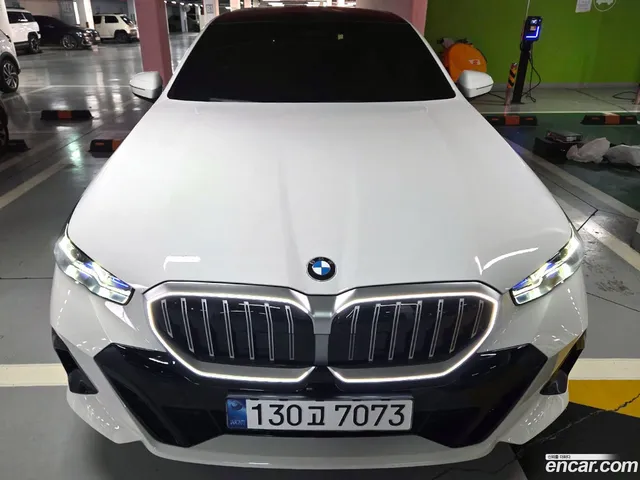 BMW 5 Series (G60) 520i M — миниатюра 1