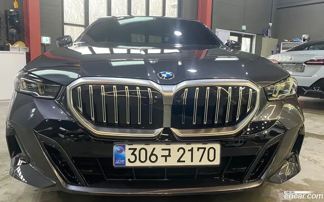 BMW 5 Series (G60) 520i M — миниатюра 1