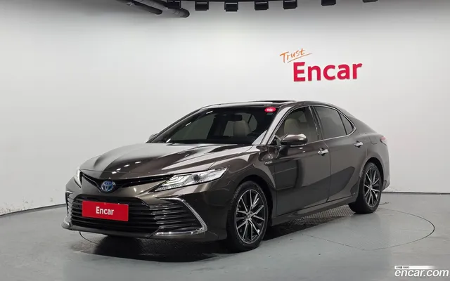 Toyota Camry (XV70) 2.5 XLE — миниатюра 1