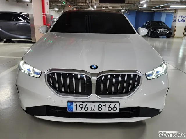 BMW 5 Series (G60) 520i — миниатюра 1