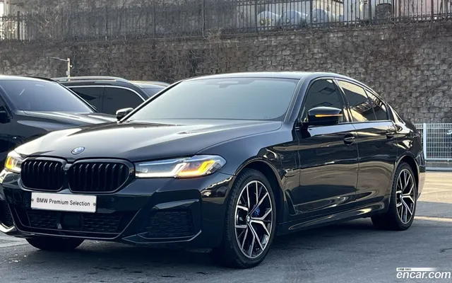 BMW 5 Series (G30) 530e M — миниатюра 1