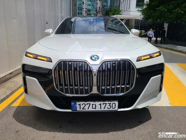BMW 7 Series (G70) 740i xDrive M — миниатюра 1