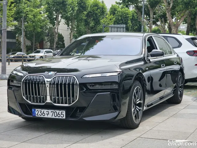 BMW 7 Series (G70) 740d xDrive M — миниатюра 1
