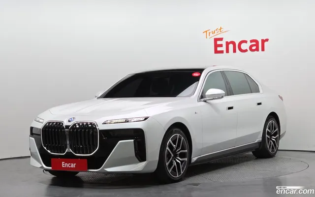 BMW i7 (G70) xDrive 60 M — миниатюра 1