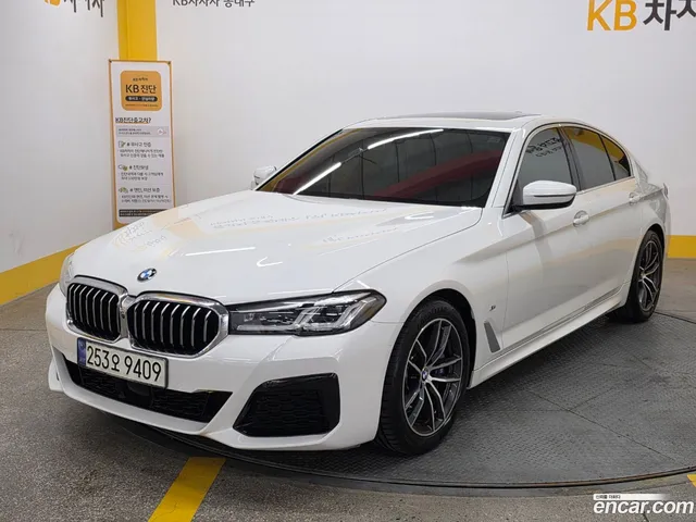 BMW 5 Series (G30) 520i M — миниатюра 1