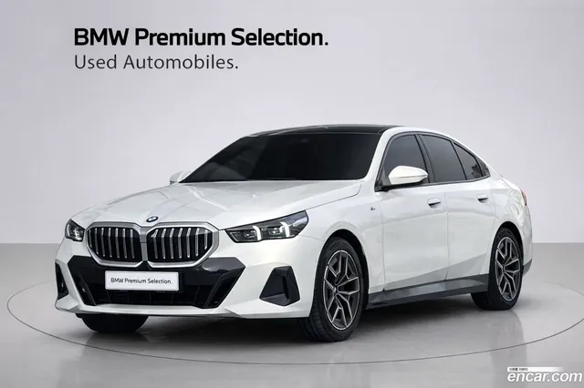 BMW 5 Series (G60) 520i M — миниатюра 1