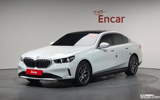 BMW 5 Series (G60) 530e — миниатюра 1