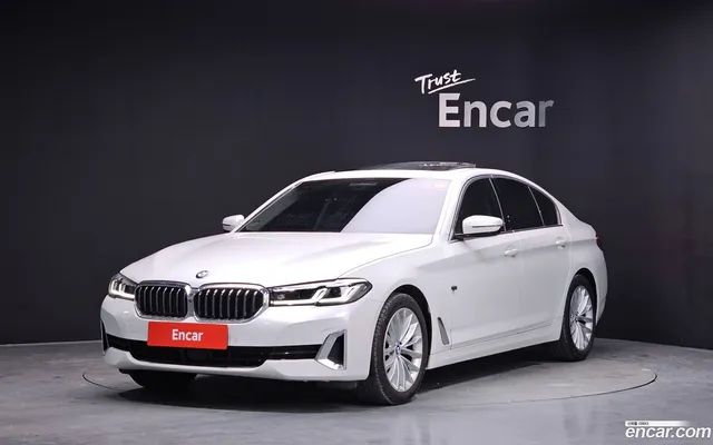 BMW 5 Series (G30) 520i — миниатюра 1