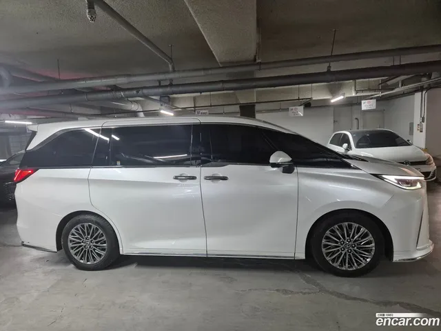 Lexus LM 2 500h — миниатюра 1