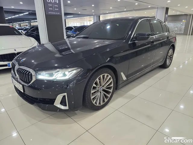 BMW 5 Series (G30) 520i — миниатюра 1