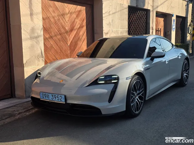 Porsche Taycan — миниатюра 1