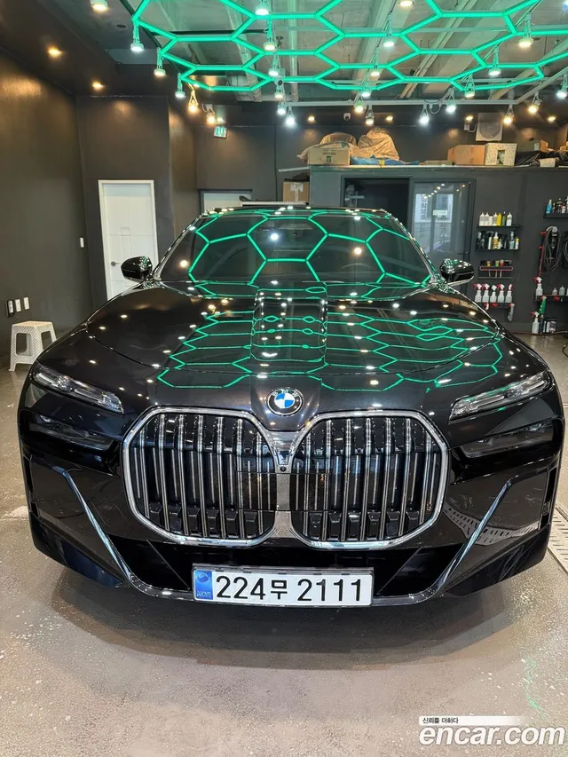 BMW 7 Series (G70) 740i xDrive M — миниатюра 1
