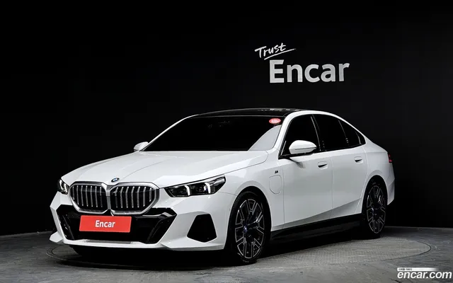 BMW 5 Series (G60) 530e xDrive M — миниатюра 1