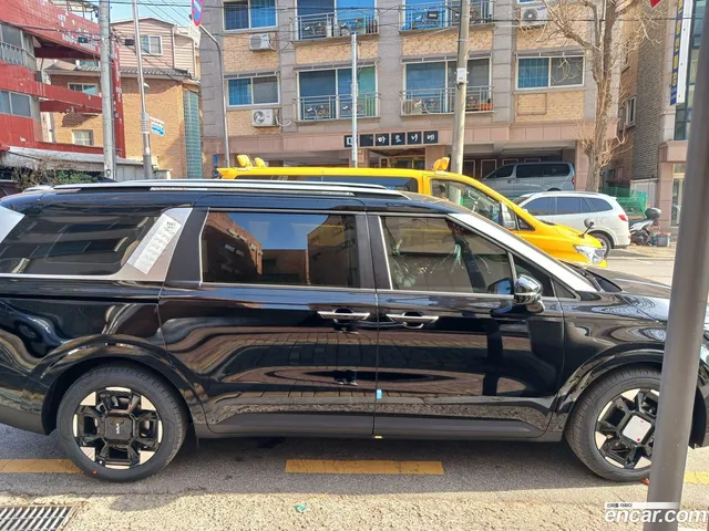 Kia Carnival HEV 9 — миниатюра 1