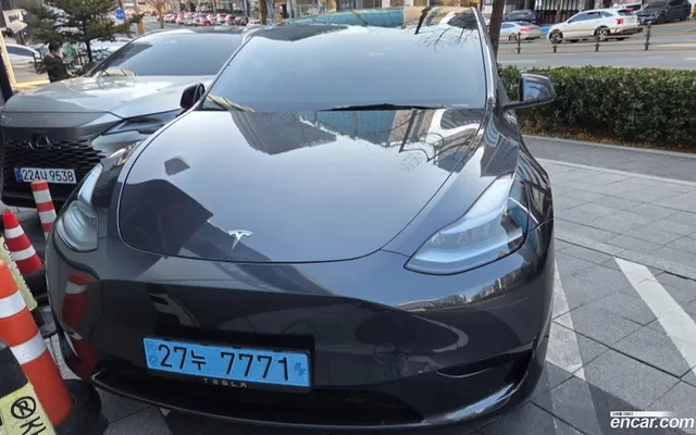 Tesla Model Y RWD — миниатюра 1