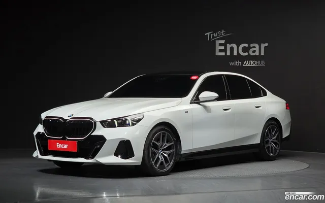 BMW 5 Series (G60) 520i M — миниатюра 1