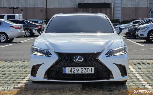 Lexus ES 300h F-Sport — миниатюра 1