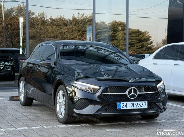 Mercedes-Benz A-Class (W177) A220 — миниатюра 1