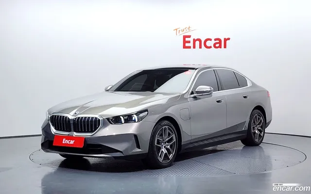 BMW 5 Series (G60) 530e — миниатюра 1