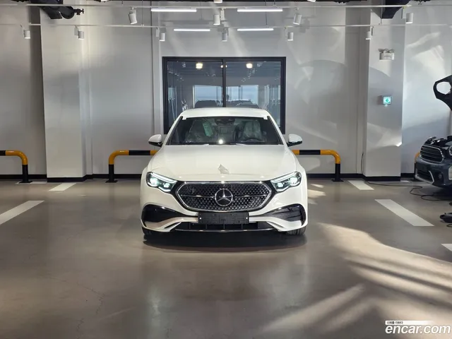 Mercedes-Benz E-Class (W214) E300 4MATIC AMG Line — миниатюра 1