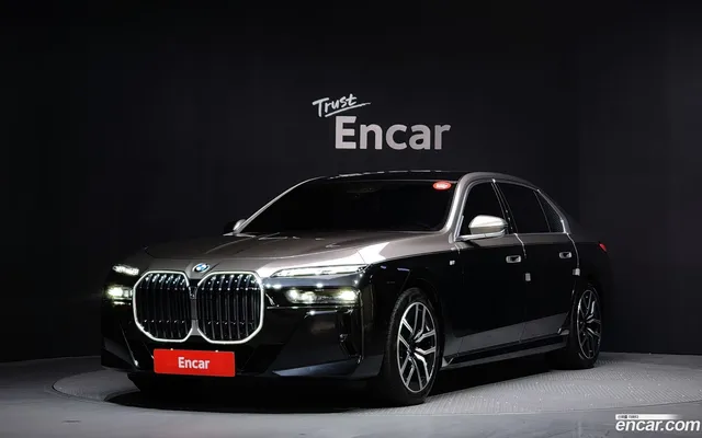 BMW 7 Series (G70) 740i xDrive M — миниатюра 1