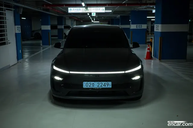Tesla Model Y RWD — миниатюра 1