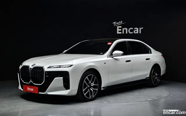 BMW 7 Series (G70) 740i xDrive M — миниатюра 1