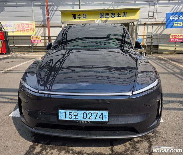 Tesla Model Y AWD — миниатюра 1