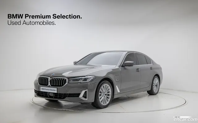BMW 5 Series (G30) 530e — миниатюра 1