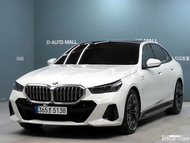 BMW 5 Series (G60) 530e M — миниатюра 1