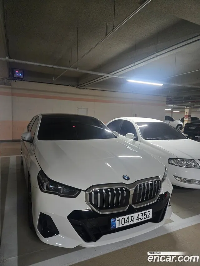 BMW 5 Series (G60) 523d M — миниатюра 1