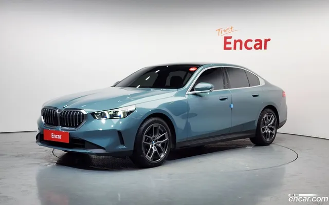 BMW 5 Series (G60) 520i — миниатюра 1