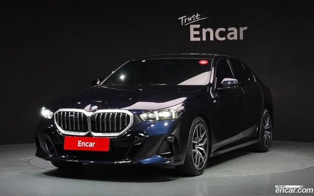 BMW 5 Series (G60) 520i M — миниатюра 1