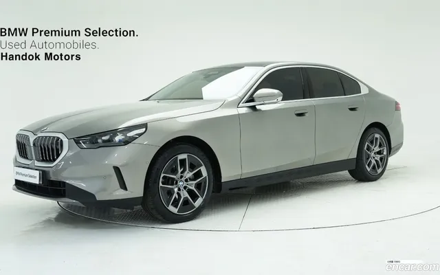 BMW 5 Series (G60) 520i — миниатюра 1