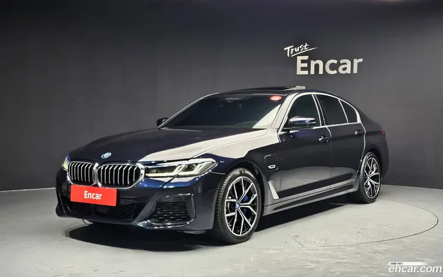 BMW 5 Series (G30) 530e M — миниатюра 1