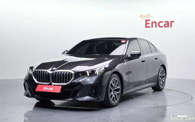 BMW 5 Series (G60) 520i M — миниатюра 1