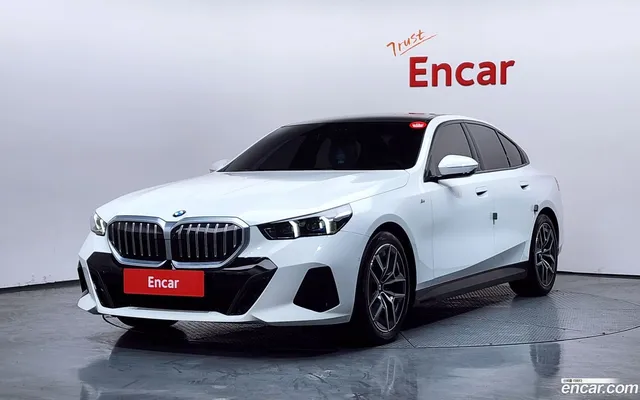 BMW 5 Series (G60) 520i M — миниатюра 1