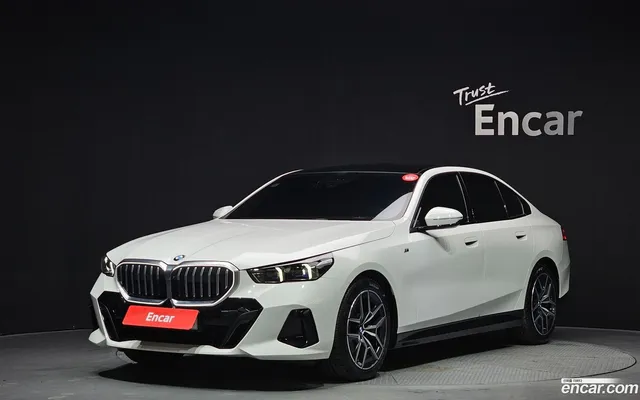 BMW 5 Series (G60) 520i M — миниатюра 1