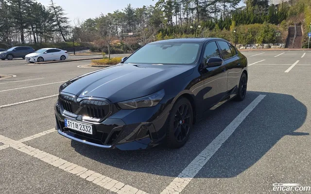 BMW 5 Series (G60) 520i — миниатюра 1