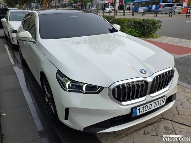 BMW 5 Series (G60) 520i — миниатюра 1