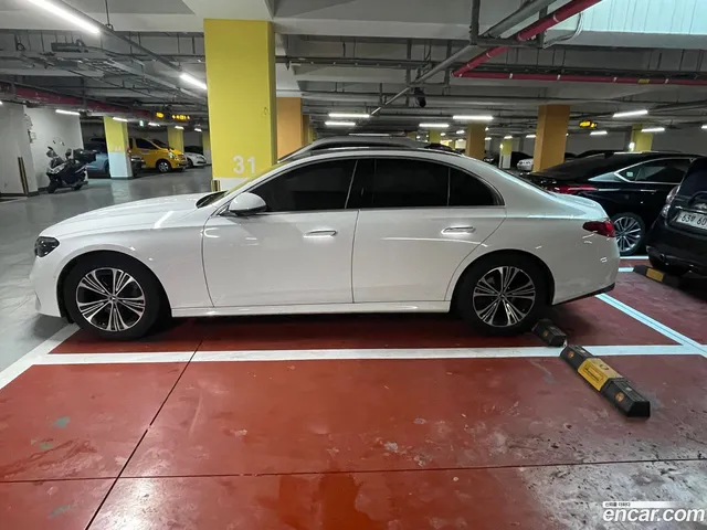 Mercedes-Benz E-Class (W214) E200 — миниатюра 1