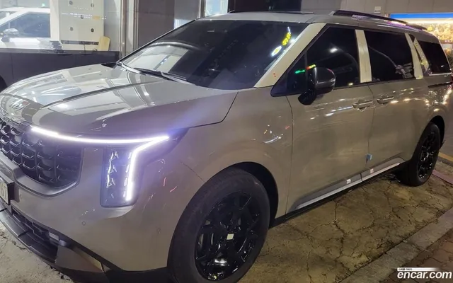 Kia Carnival HEV 9 X Line — миниатюра 1