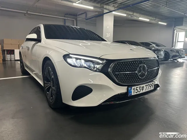 Mercedes-Benz E-Class (W214) E200 — миниатюра 1