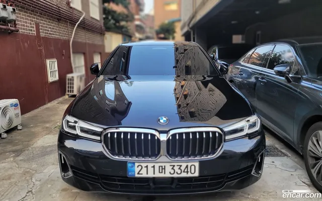 BMW 5 Series (G30) 520i — миниатюра 1