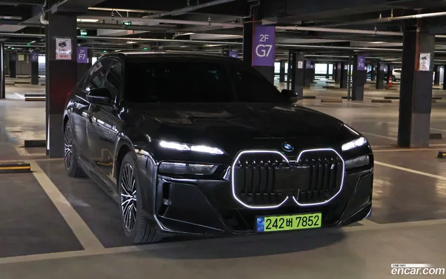 BMW i7 (G70) xDrive 60 M — миниатюра 1