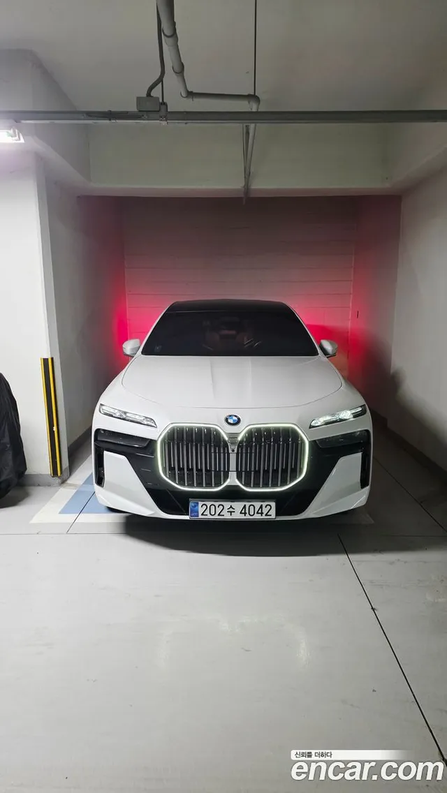 BMW 7 Series (G70) 740d xDrive M — миниатюра 1