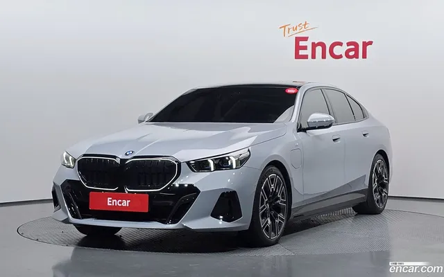 BMW 5 Series (G60) 530e M — миниатюра 1